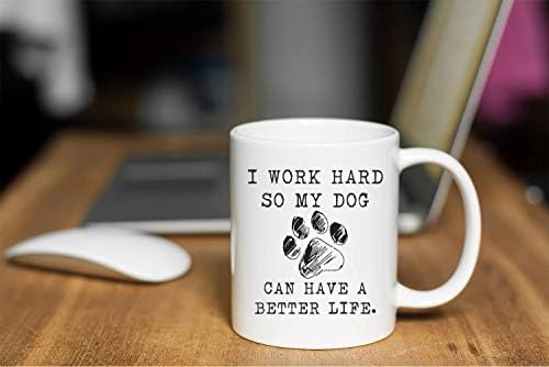 אני עובד קשה כדי שהכלב שלי יוכל לחיות חיים טובים יותר ספל קפה קרמי 11 עוז-חובב כלבים נשים ספל כלבים מצחיק-כלב אמא כלב אבא - על ידי לבוש