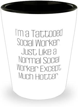 אני עובדת סוציאלית מקועקעת. בדיוק כמו עובד סוציאלי רגיל חוץ. כוס שוט, עובד סוציאלי כוס קרמיקה, נחמד לעובד סוציאלי